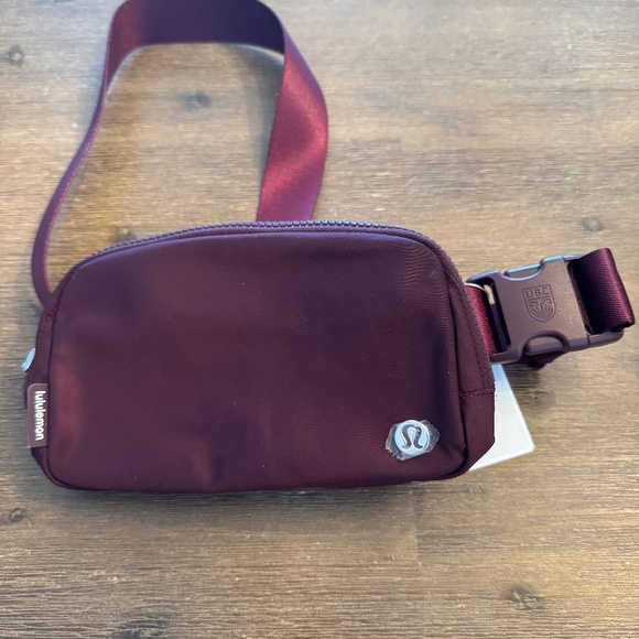 🇨🇦NEW WITH TAG Lululemon UBC Everywhere Belt Bag - Cassis - Picture 2 of 7